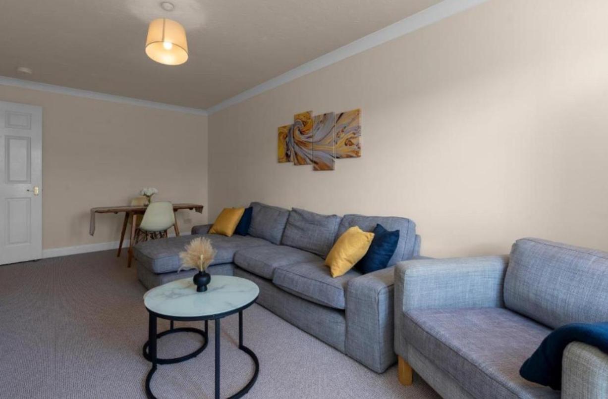 2 bedroom apartment in Haymarket, Edinburgh, with free parking - B&B