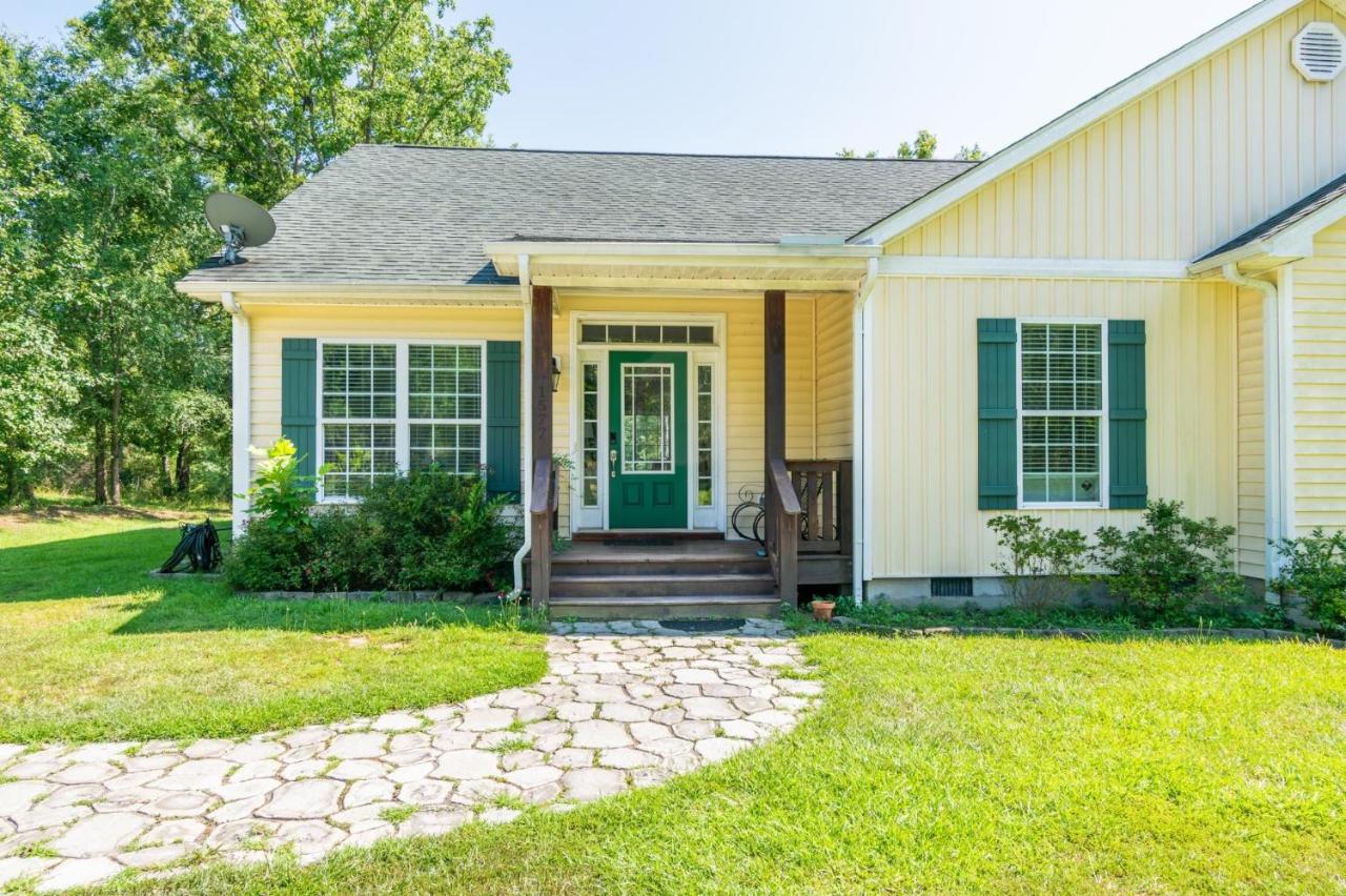 Lakeside Villa Retreat 5-Bedroom Oasis with 6 TVs 3-Acres of Waterfront Fishing & Canoe Adventures - Ferienwohnung Harlem