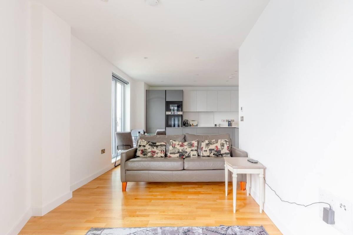 Stylish 2 Bed Flat in Battersea - Private Balcony - B&B London