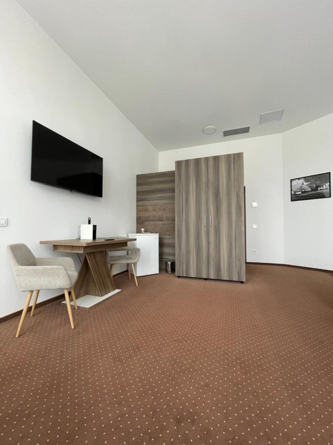 Habitación con cama extragrande.
