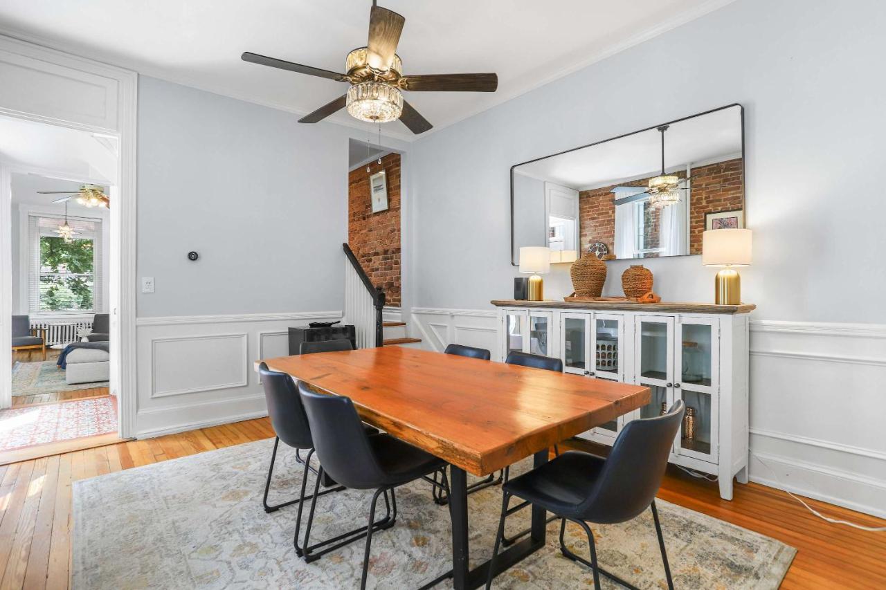 Sojourn Lovely Hill Family Home with Backyard near DC Icons - B&B Washington