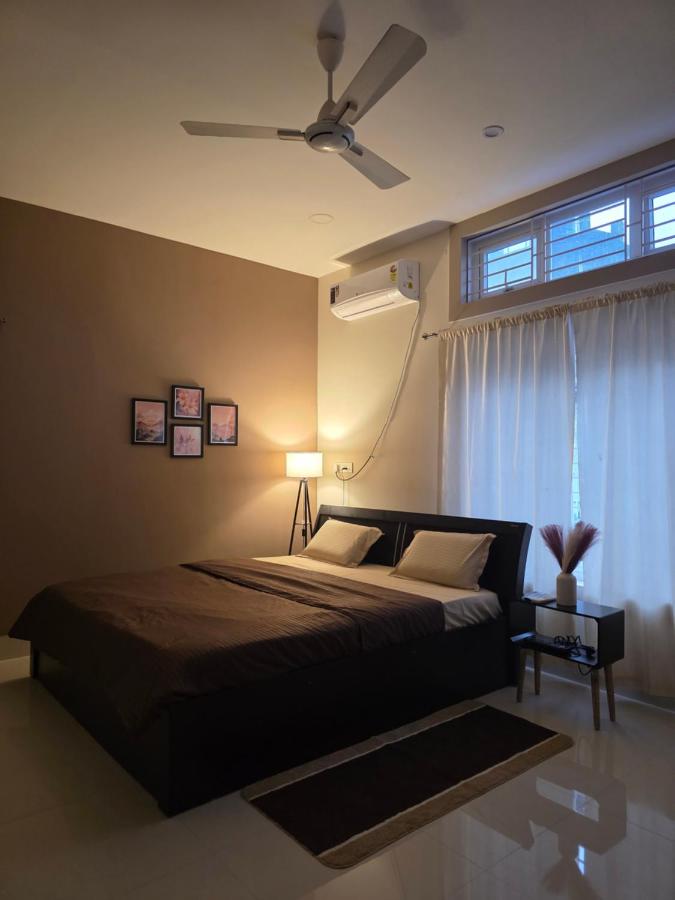 Habitación con cama extragrande.