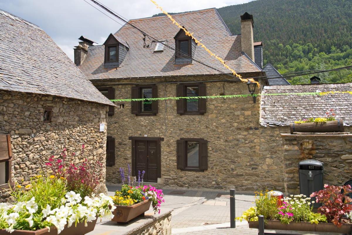 Casa Montlude - Elegancia rústica y confort moderno en el corazón del Valle de Arán by Eth Flòc - Bed and Breakfast Gessa