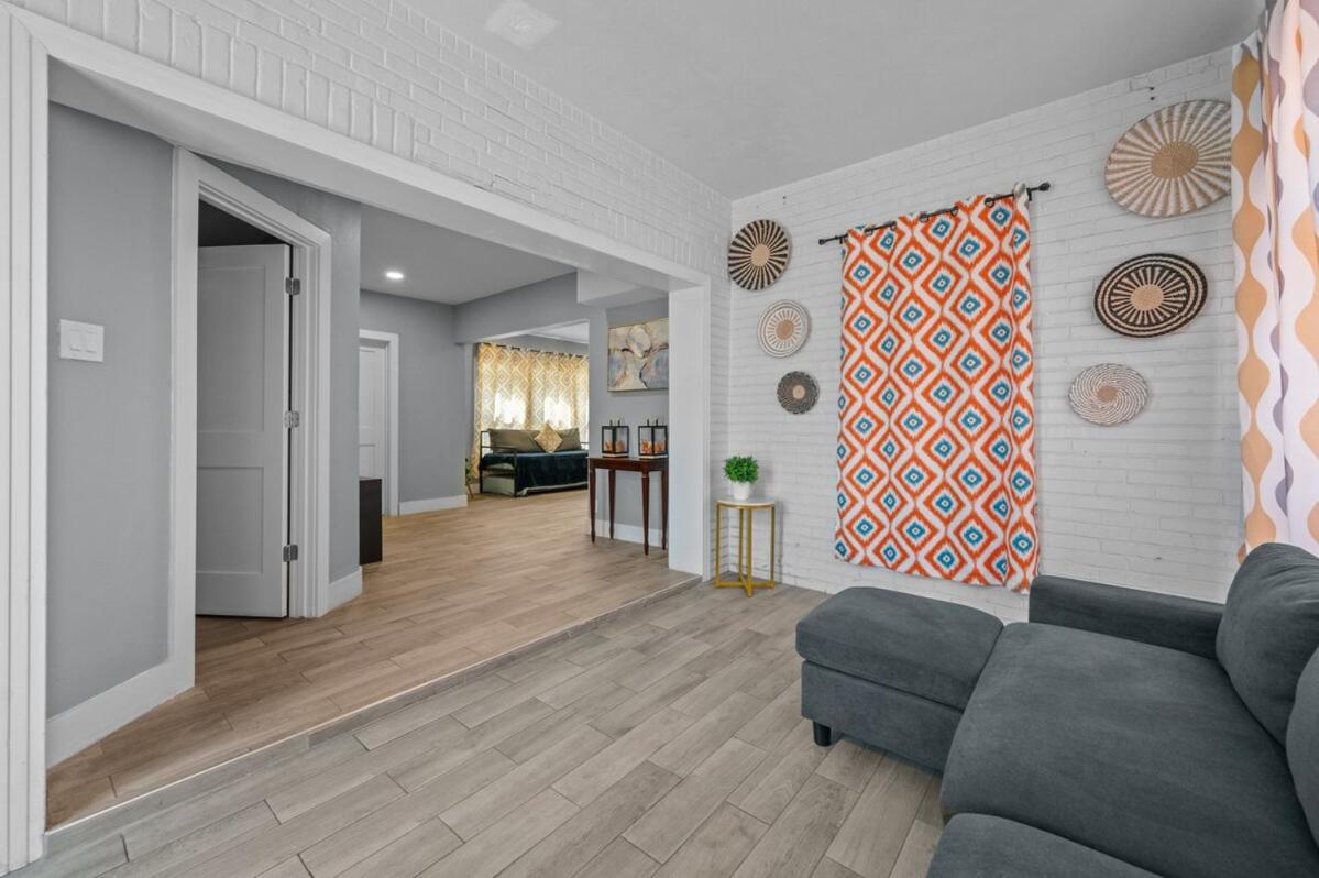 Stylish 2BR Saltwater Pool - B&B Houston