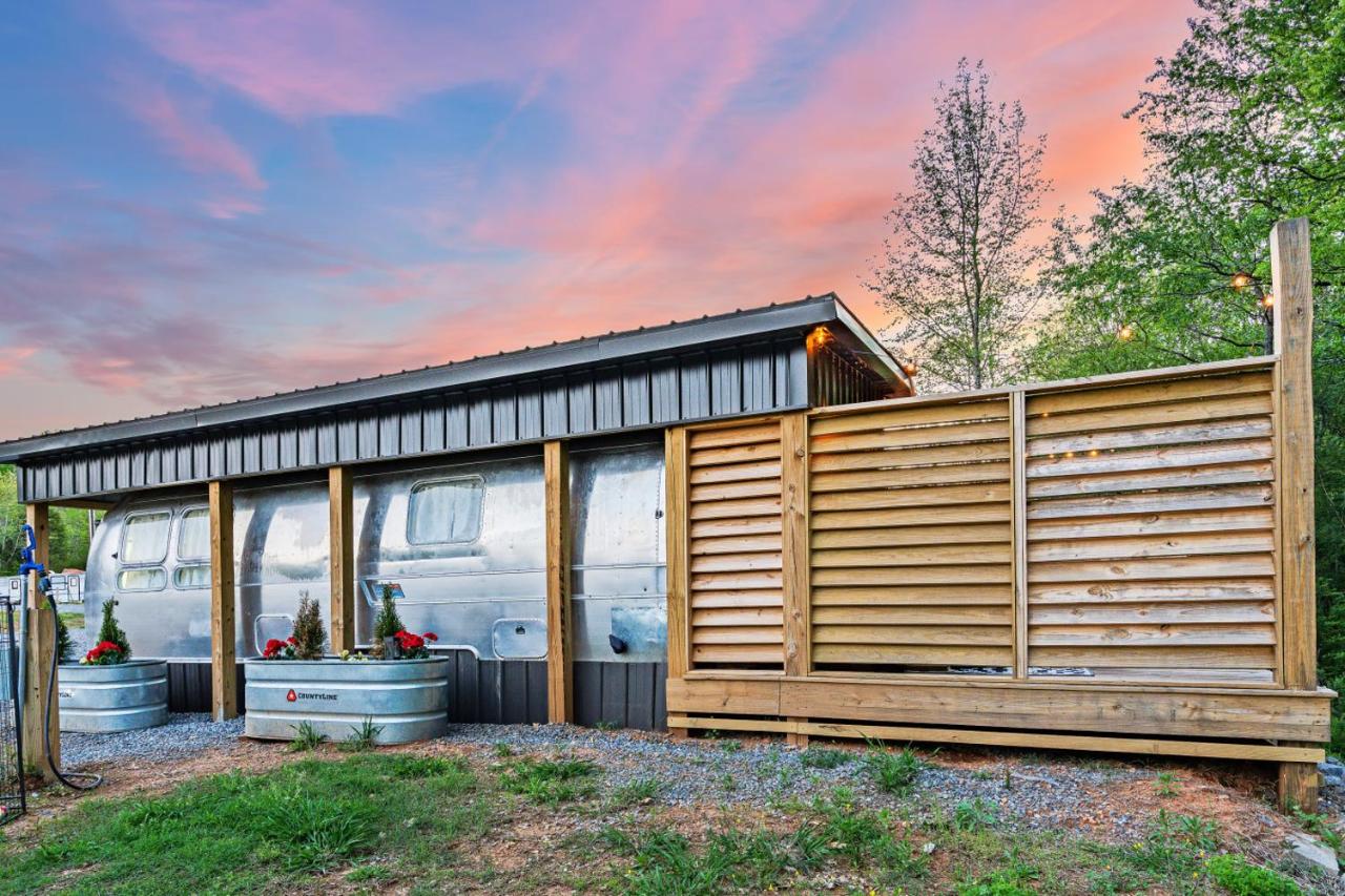 Flight of Fancy Vintage Airstream Rental - B&B Guntersville