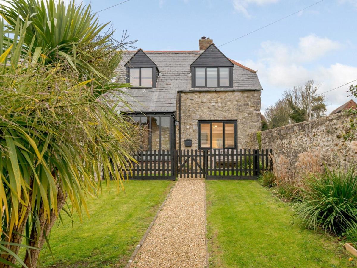 2 Bed in Lulworth Cove DC028 - B&B