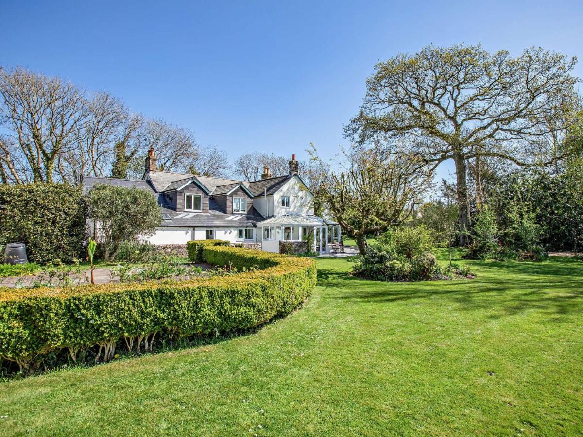 4 Bed in Winfrith Newburgh 86025 - B&B