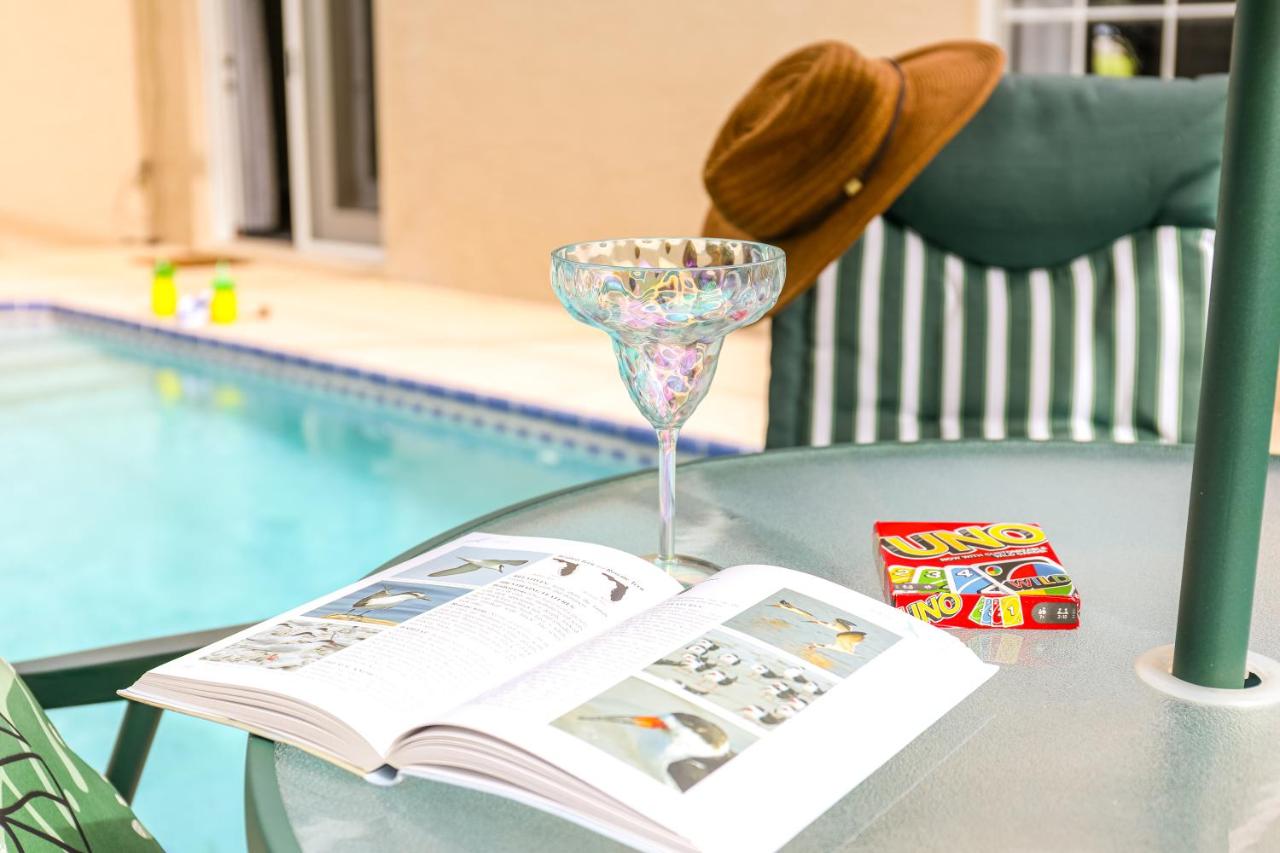 Salty Tide Getaway - Nightlife, Pool, Play, Beach - B&B Palm Harbor