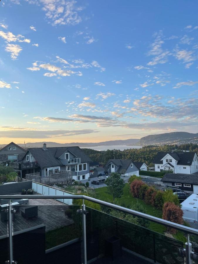 Semi-detached house with lovely views of the city fjord - Chambres d'hôtes Ask