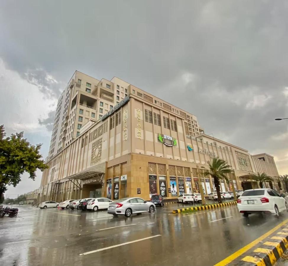 Luxury Apartments at Goldcrest Mall and Residency by Nirvana Nests - Bed and Breakfast Lahore
