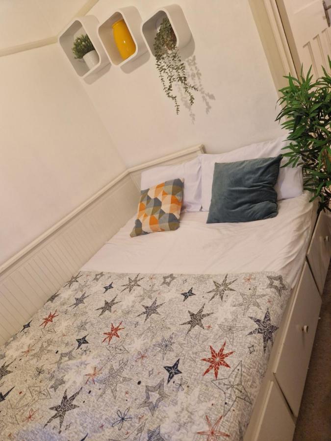 Bright Private room in Family home in Morden-Ideal for solo travelers - B&B