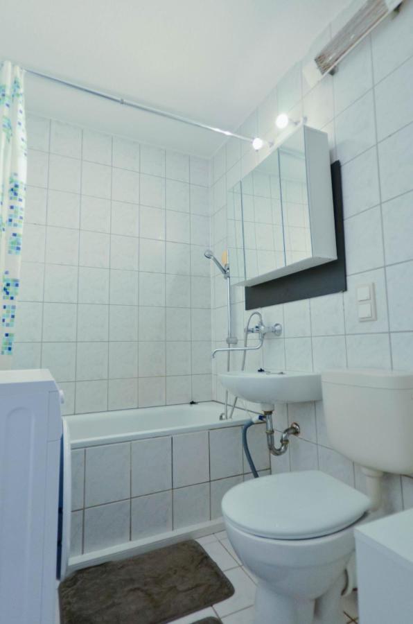 Ideal für Monteure fully furnished Apartment Halle Saale, 4-6 P - Chambres d'hôtes Nietleben