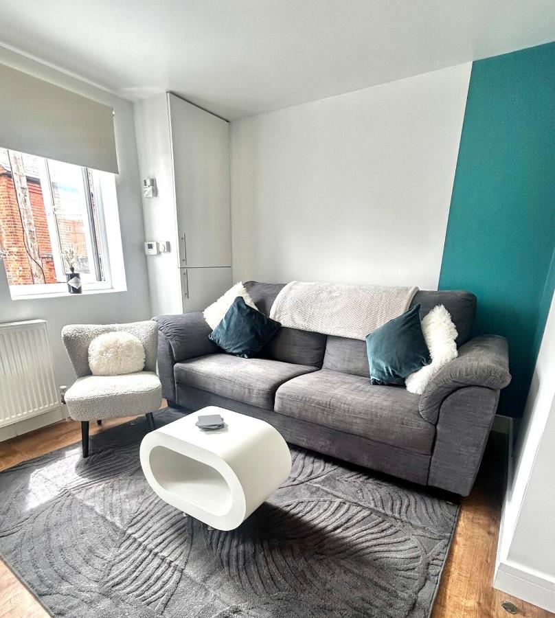 Modern Flat in Aldershot- sleeps 4 - Bed and Breakfast Aldershot