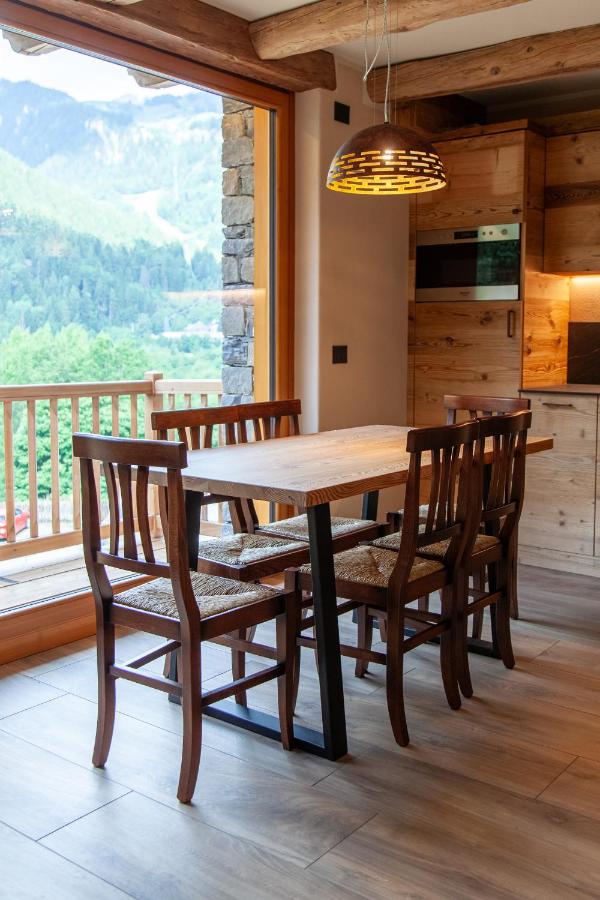 Two-Bedroom Apartment with Mountain View