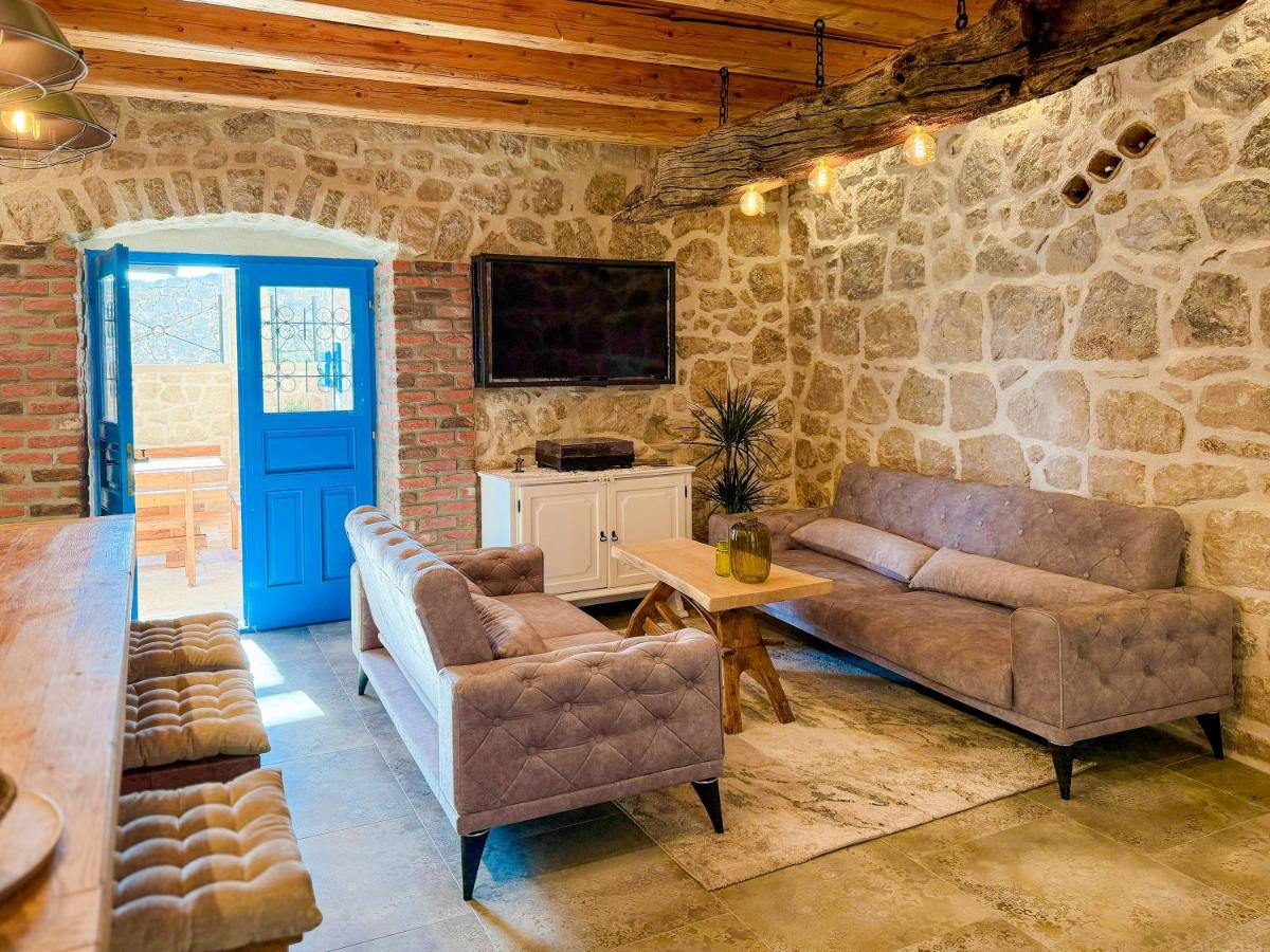 NEW! Holiday Home Retro Stone House - B&B Živogošće