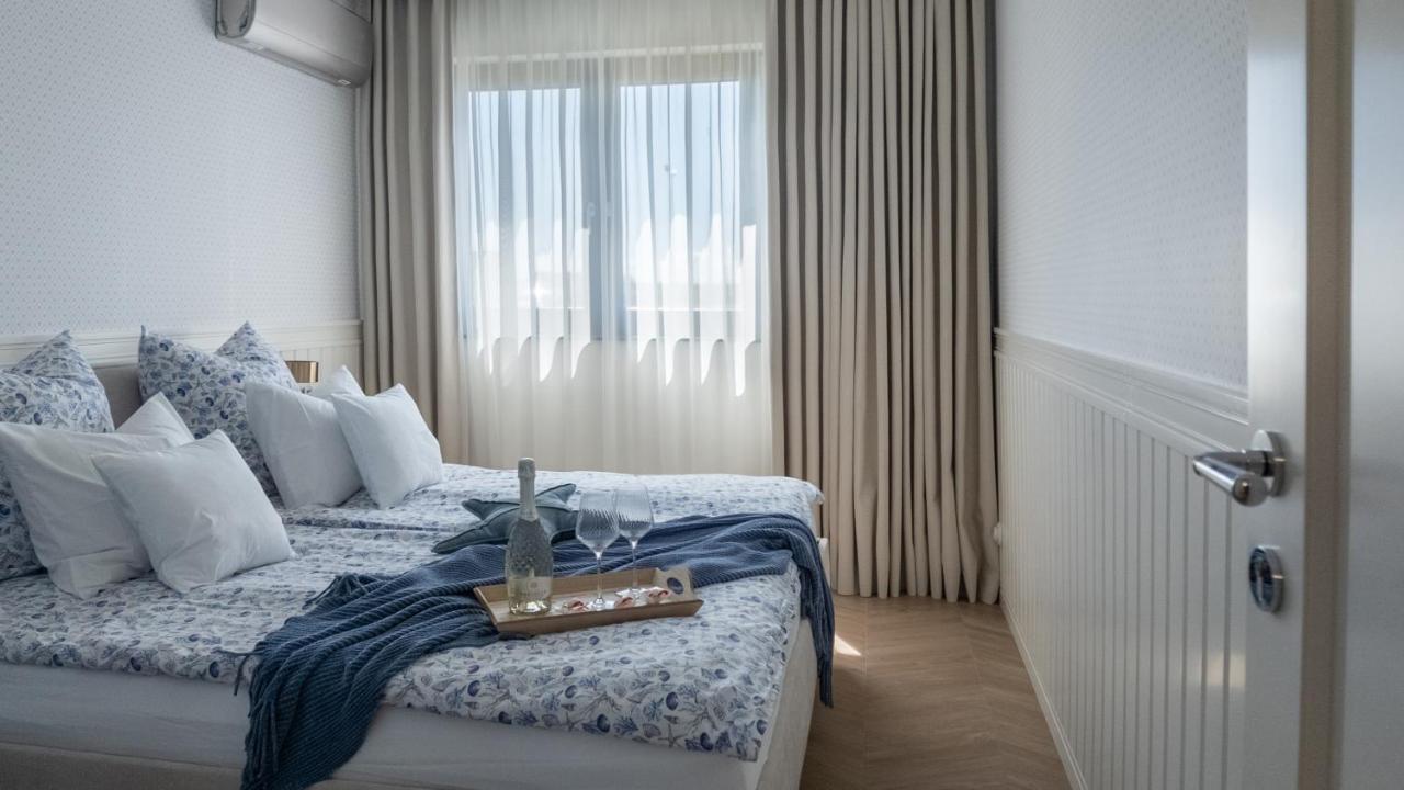 One-Bedroom Apartment with Lake View