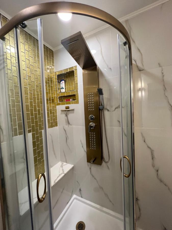 Luxurious Bedroom with Private Entrance & En-suite Bathroom - B&B Fall River