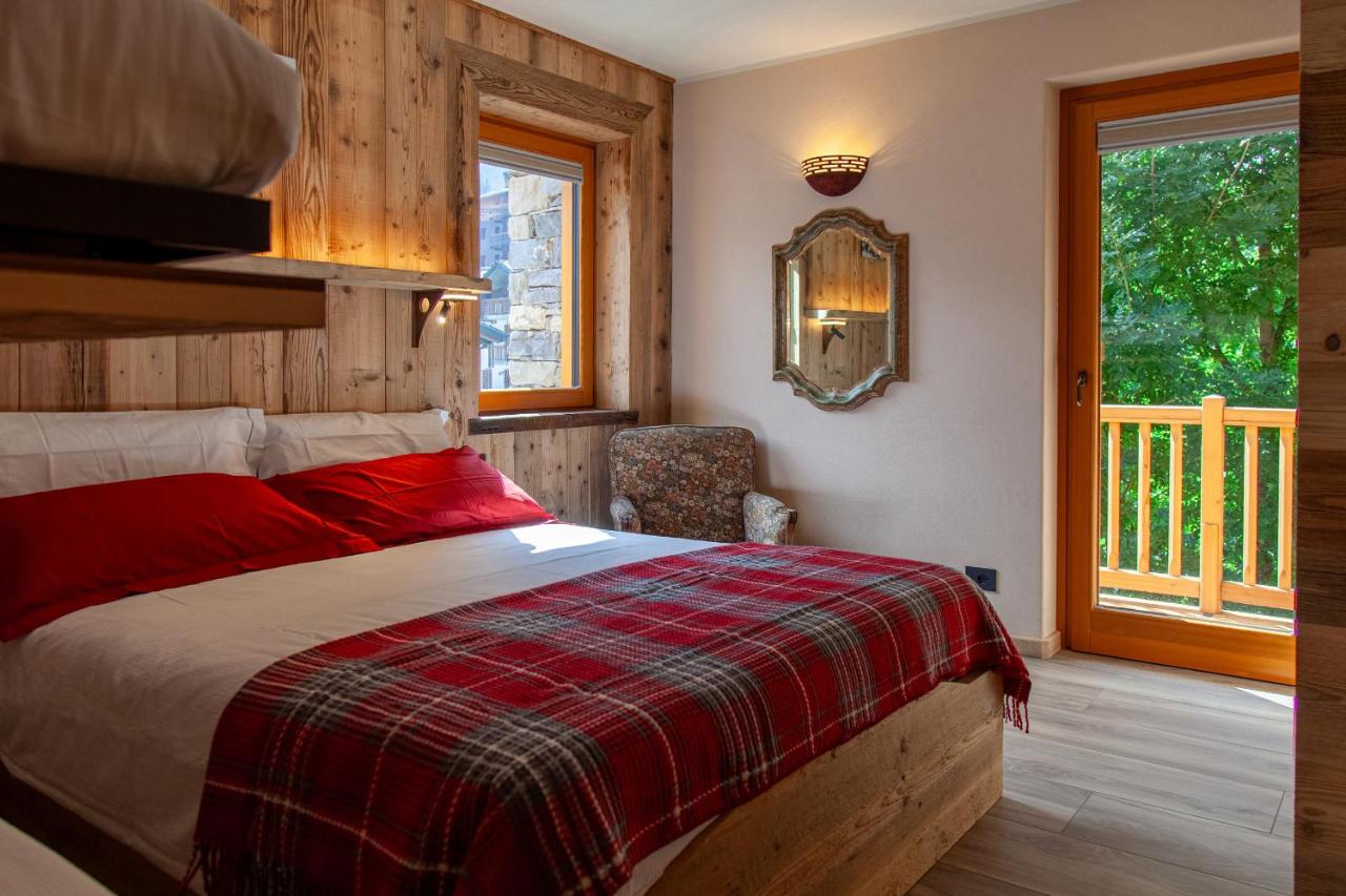 One-Bedroom Apartment with Balcony and Mountain View  