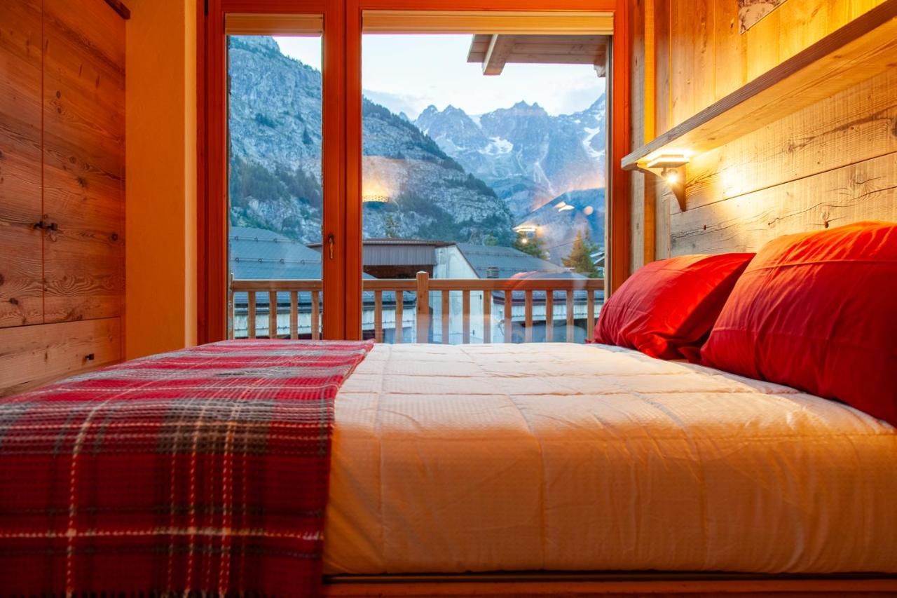 Two-Bedroom Deluxe Apartment with Balcony