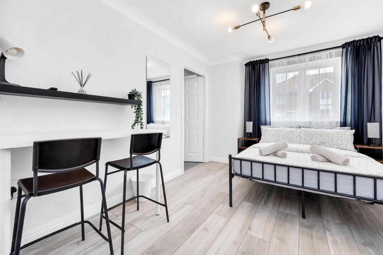Fully equipped Parkside room 5min from Colliers wood Station R4 - B&B