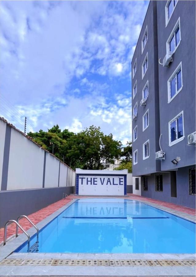 Modern Cozy 2 BR Apartment at The Vale Residence with Pool, Balcony, 5 Minutes walk to the Beach! - Chambres d'hôtes Mombasa