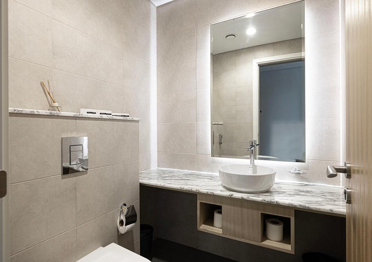 Paramount Midtown Hotel - Luxury Apartments & Infinity Pool with Burj Khalifa View - B&B Dubai