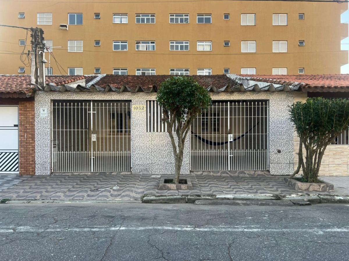 Casa de 2 Quartos à 5 min a Pé da Praia, com Churrasqueira e 3 Vagas de Garagem - B&B