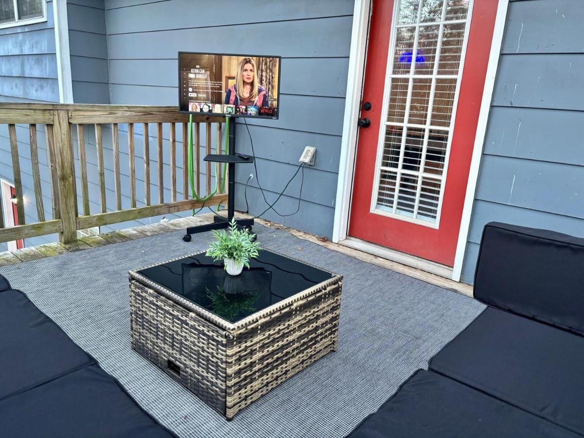 King Suite - Private Bath - Gameroom - 7 Mins From ATL Airport - B&B