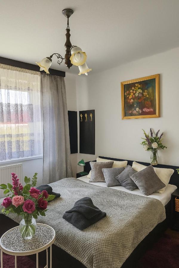 Dreibettzimmer mit Poolblick
