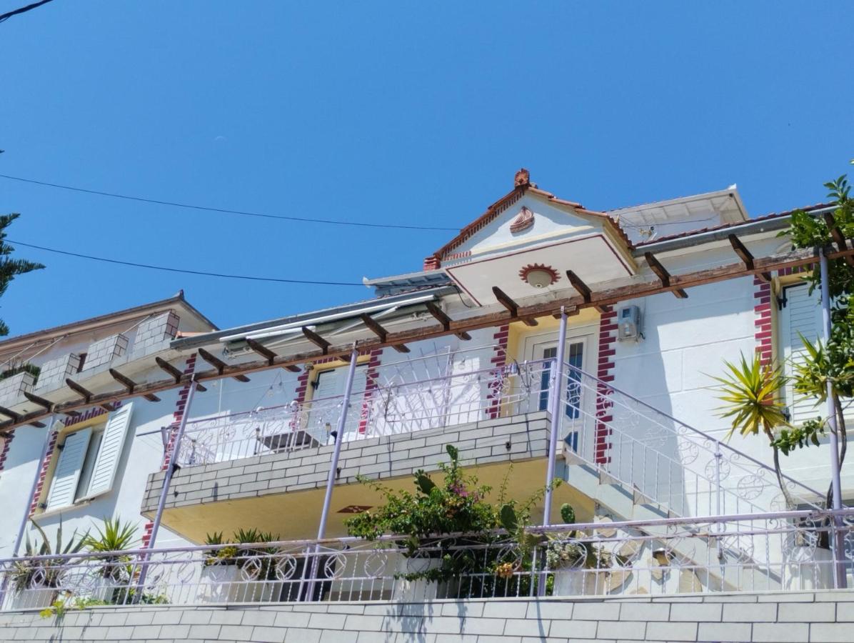 Dimitris house - B&B