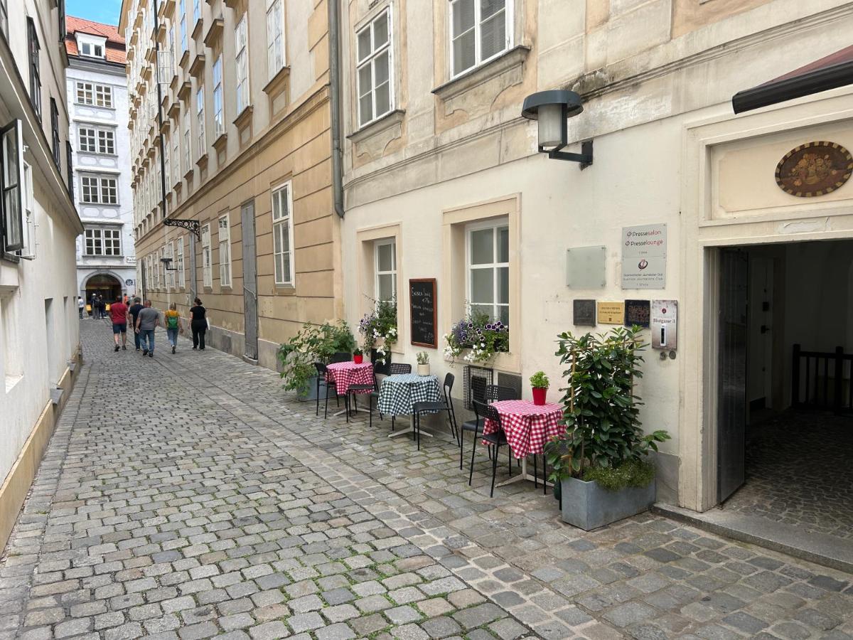 Vienna Hideaways - Boutique Stay with Secret Courtyard Access - Ferienwohnung Wien