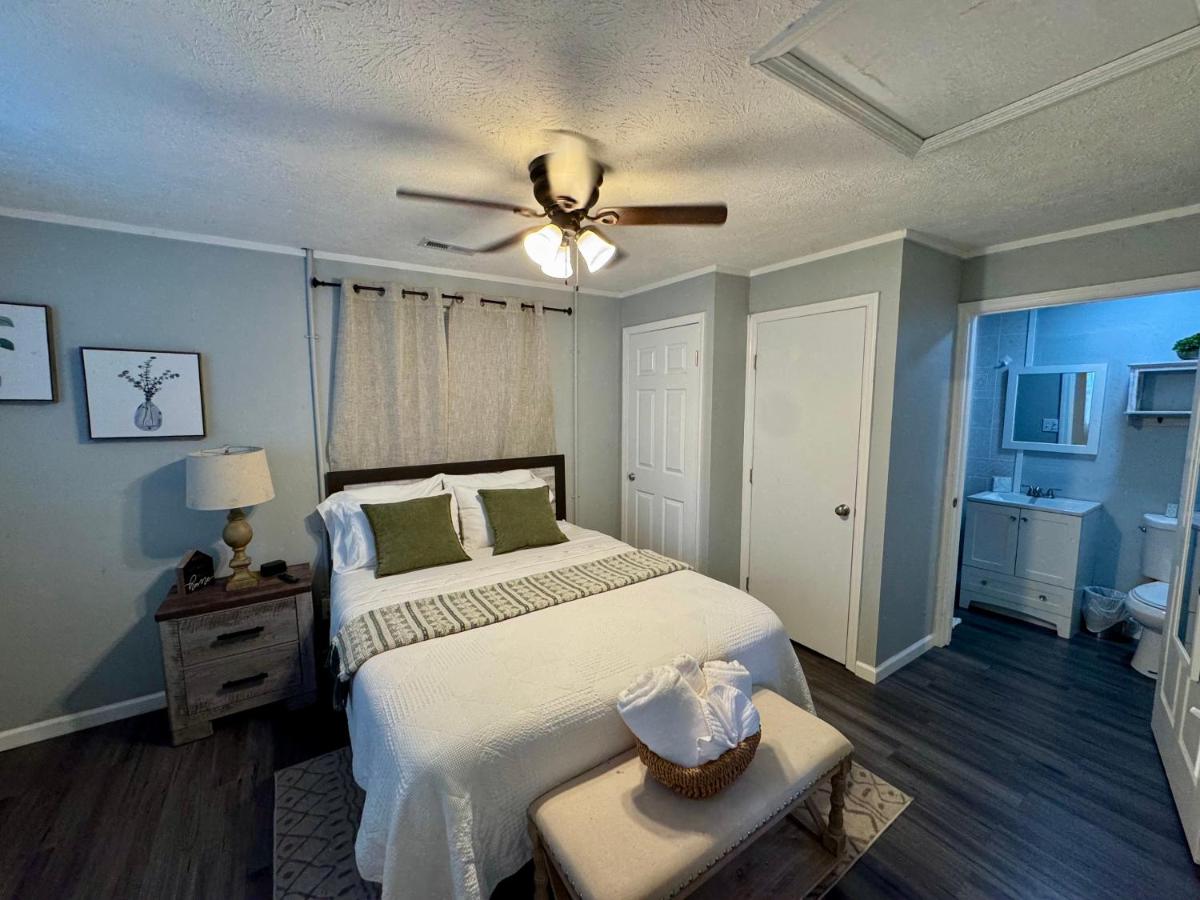 Private 1BR Retreat 10 Min to UT, Downtown, and Hospitals - Ferienwohnung Knoxville