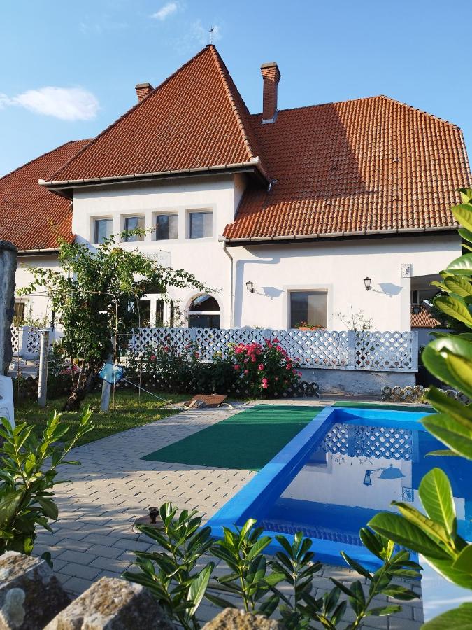 St. Kristóf Vendégház - B&B Abádszalók