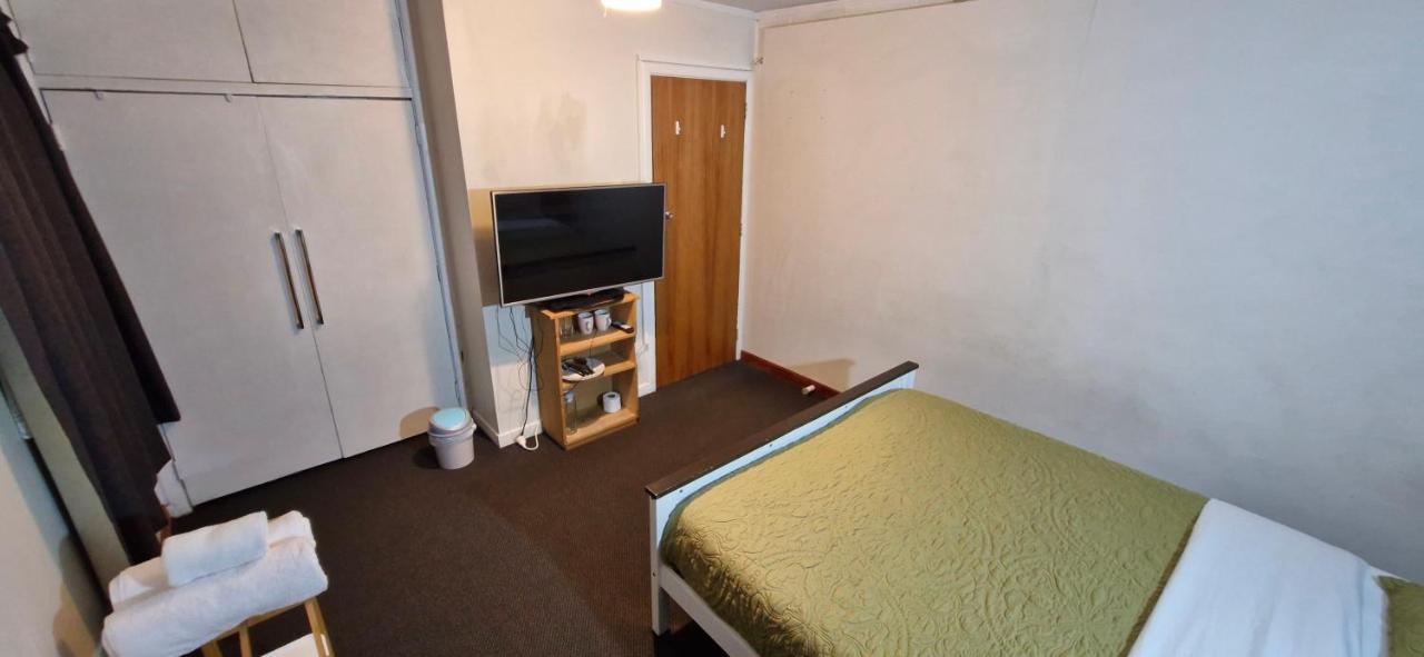 Hillcrest Term-Downstairs Room - B&B