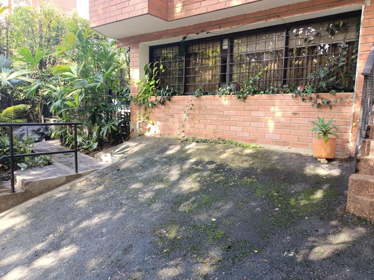 Aparta Hotel LOFT Campestre Jacuzzi Poblado apt 107 - B&B