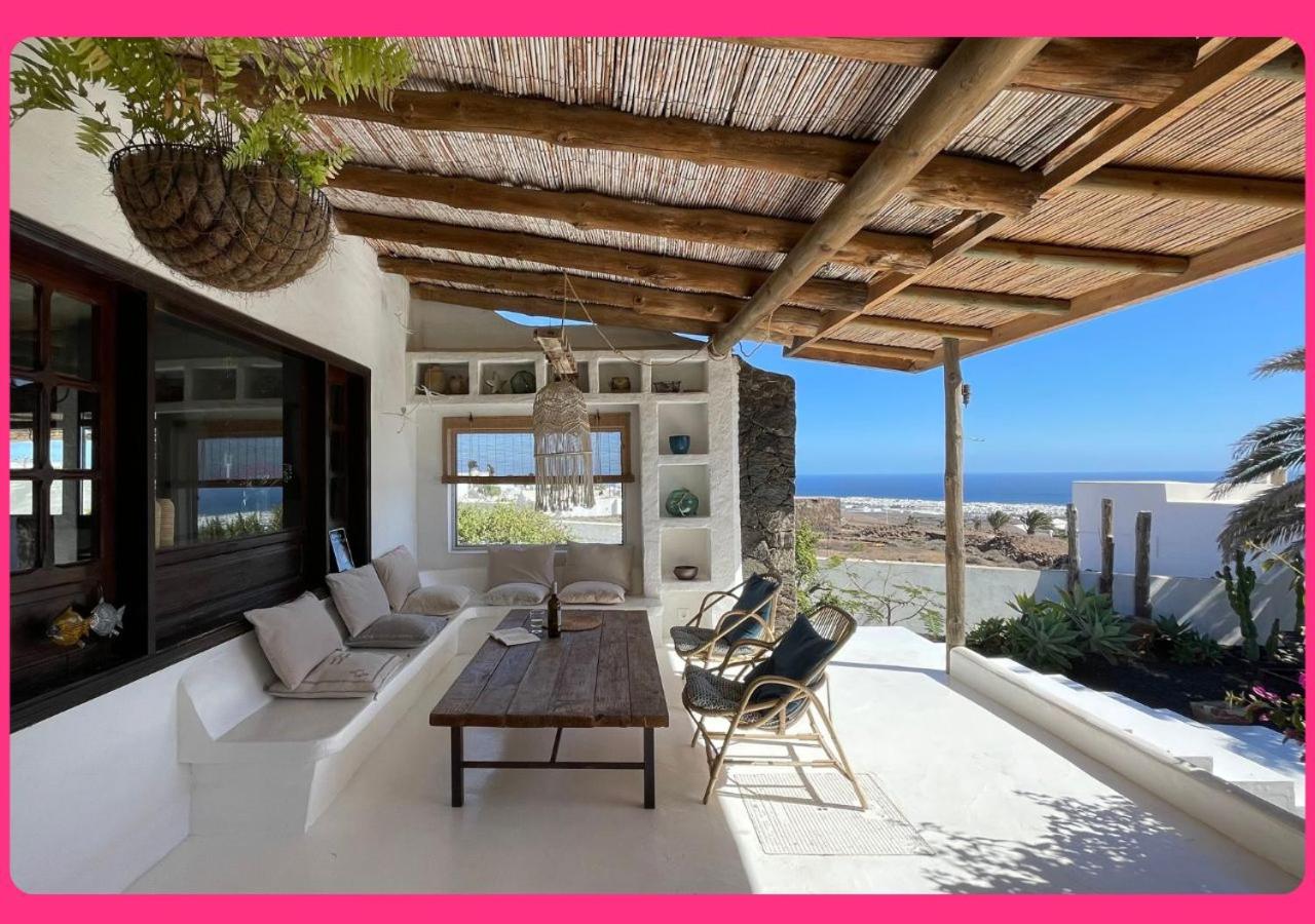 Full Relaxation - Private Villa - Sea View - Stunning Garden - 2 Terraces - 2 Bedrooms - Wifi - Parking - Washing Machine - B&B Güime