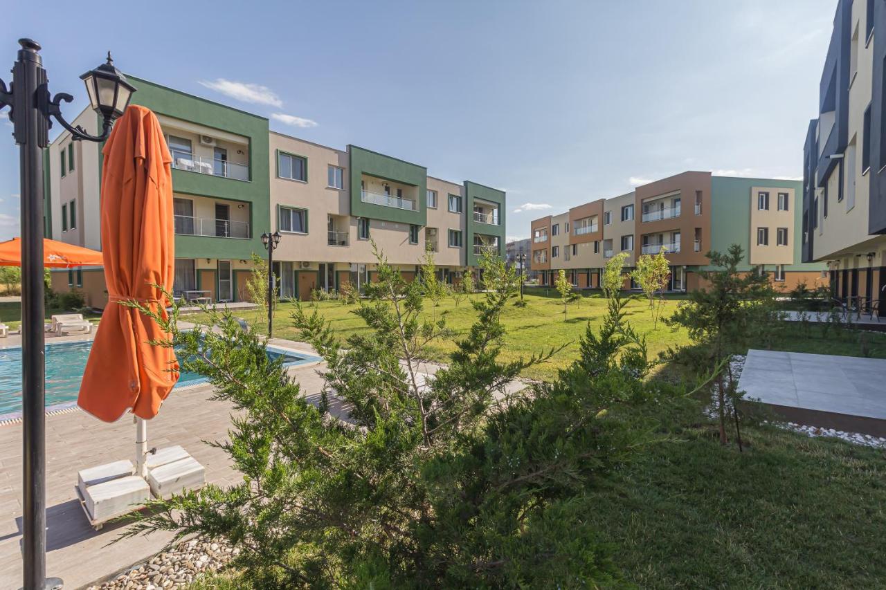 Isa Residence - Otopeni Airport & Therme I Libertatii Gardens - free pool facilities - B&B Otopeni