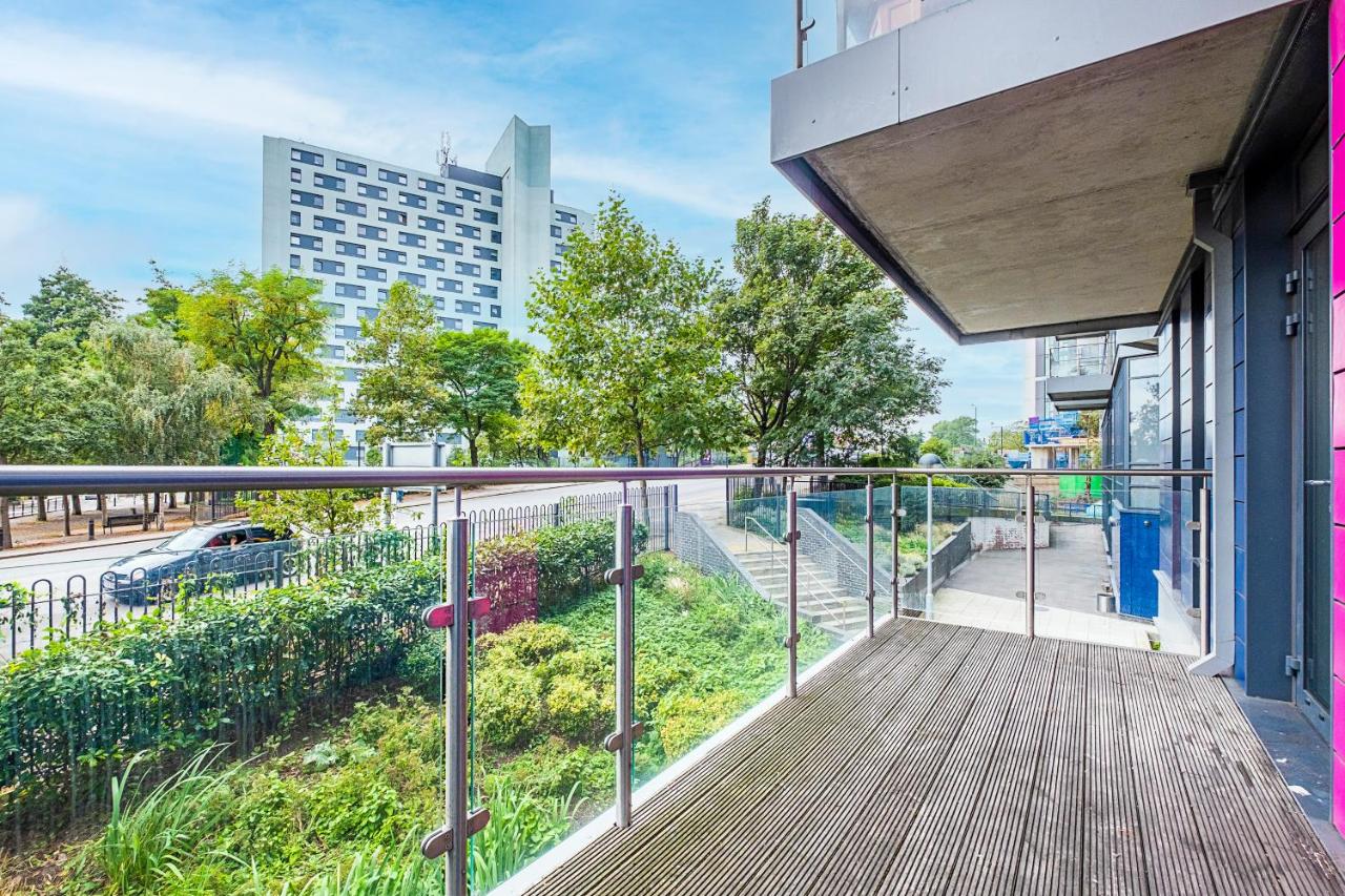 3 Bedroom Apartment with Secure Parking, Wembley 2 miles, Tube 200m - B&B Londra
