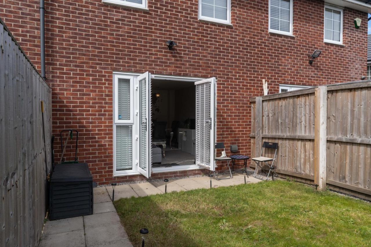 Walk to Liverpool Airport - Luxury Stay with EV Charge - Fast WiFi - B&B Liverpool
