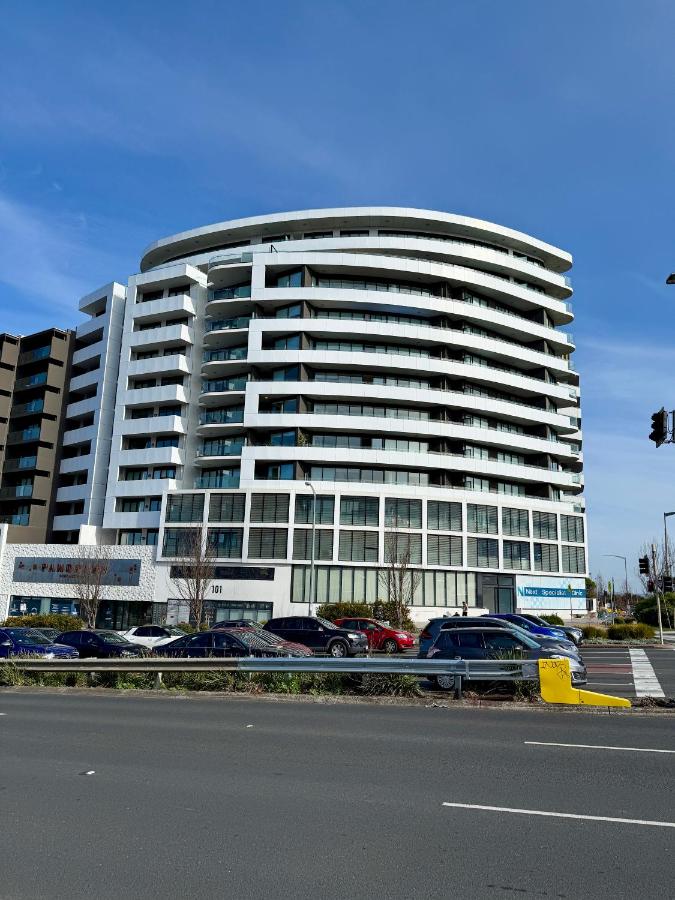 Modern 2 Bed 2 Bath Apartment with Parking opposite Westfield Doncaster - B&B