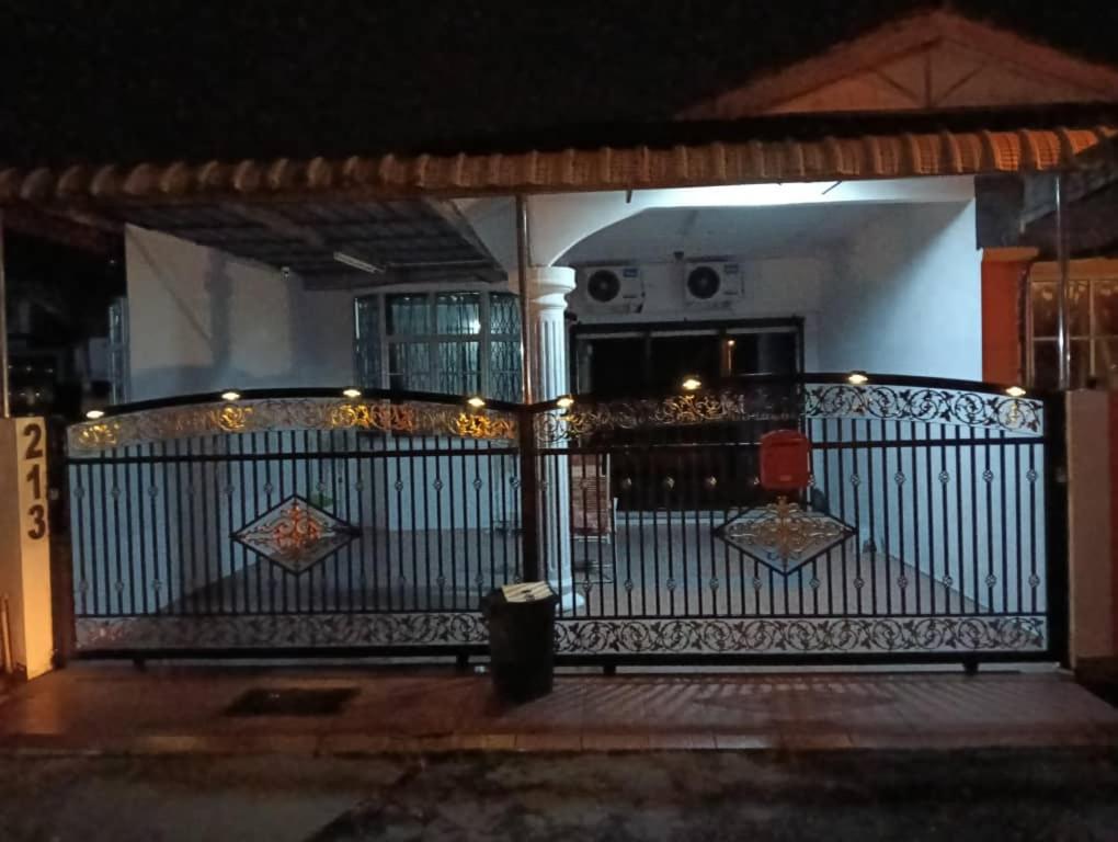 Anuarosi Homestay Taman Melor, Teluk Intan - Chambres d’hôtes Teluk Intan