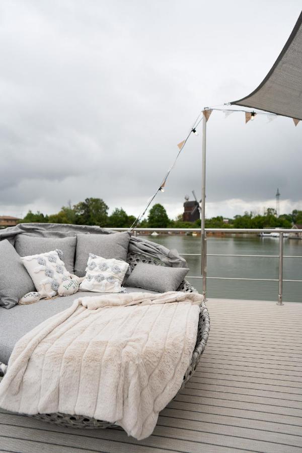 Lieblingsplatz Parey - schwimmendes Living Luxboot - B&B