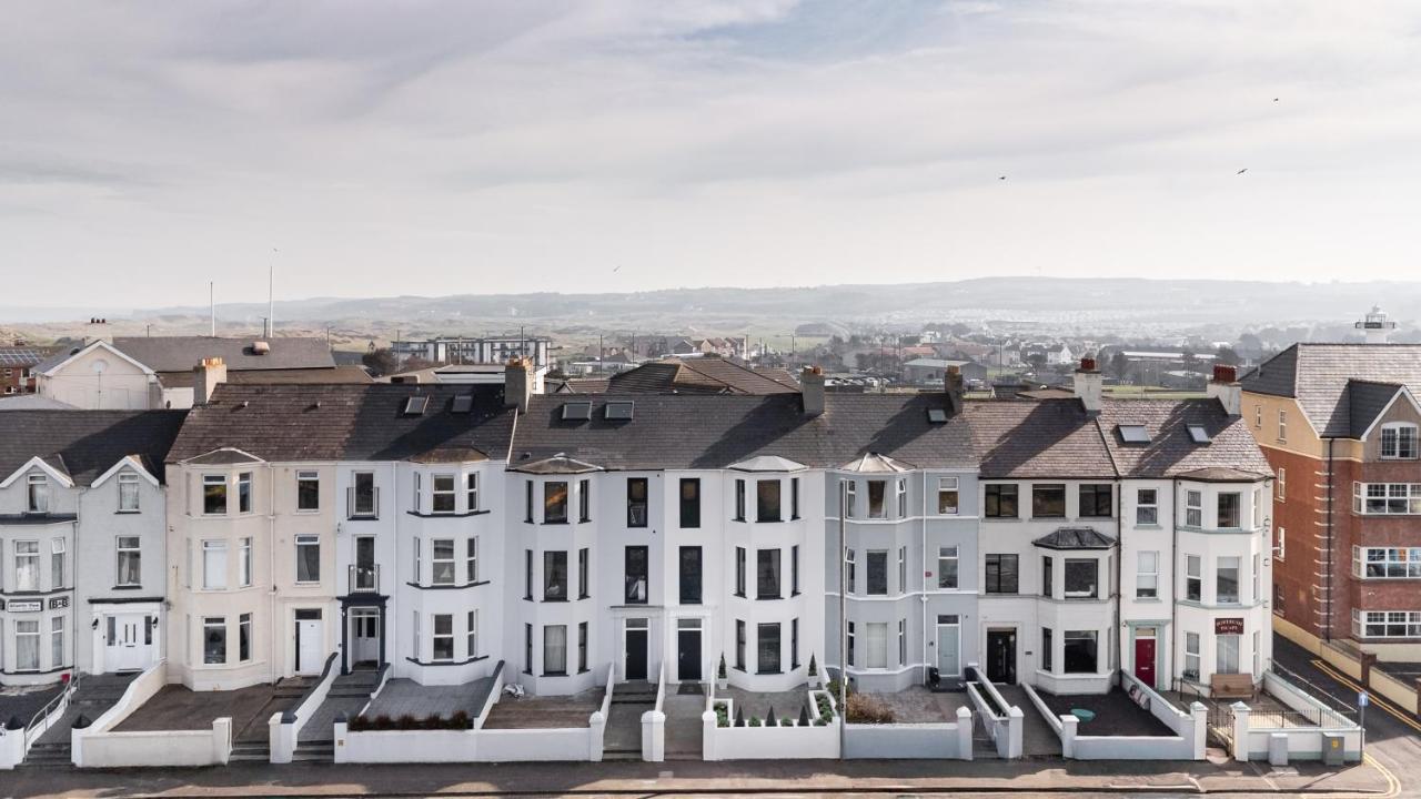 111 By Mayfair - Luxurious 12 Bedroom House, Portrush - B&B