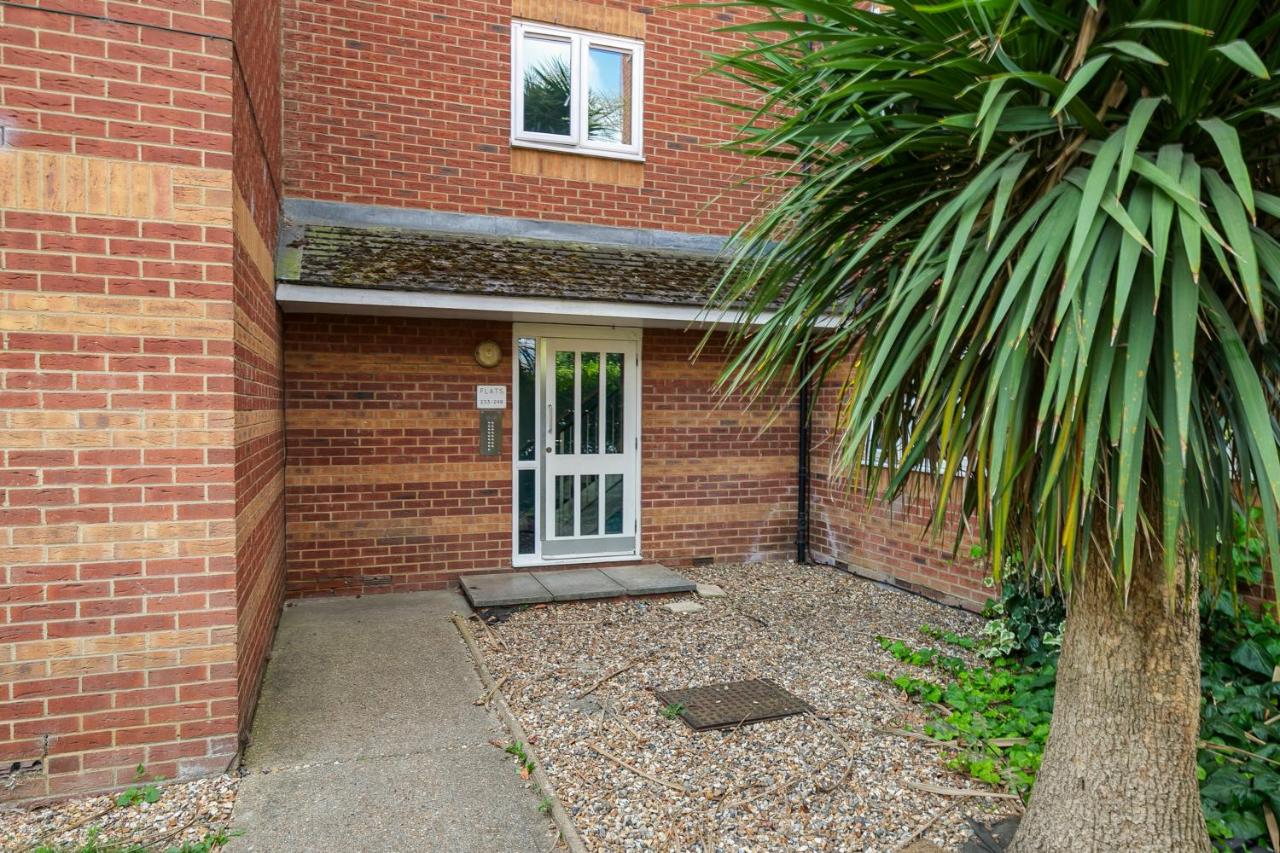 Hidden Gem by the Canal 10 Mins to Central London & Hotspur stadium with Parking - B&B