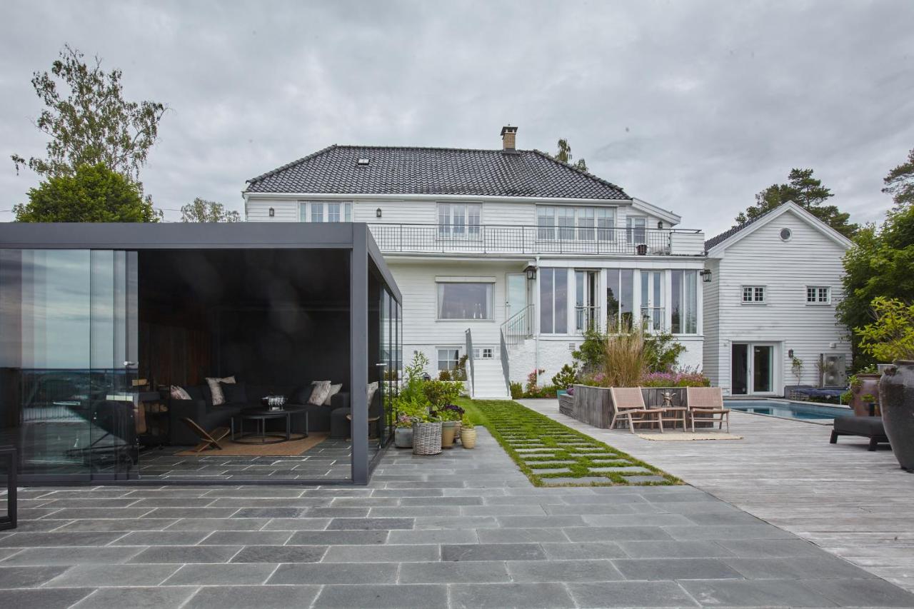 Big villa with panoramic views, terrace, pool, close to Oslo - B&B Sandvika