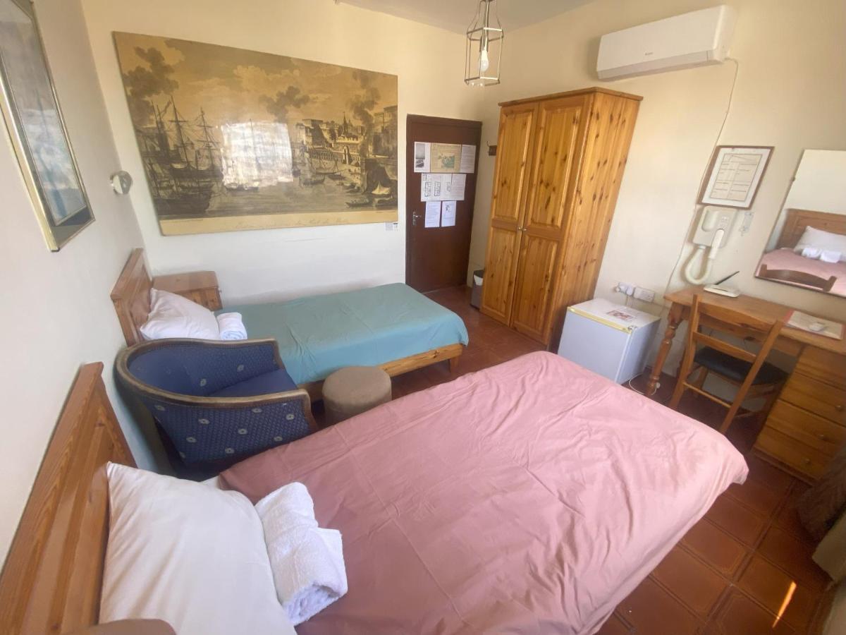 Tweepersoonskamer met 2 Aparte Bedden en Eigen Externe Badkamer