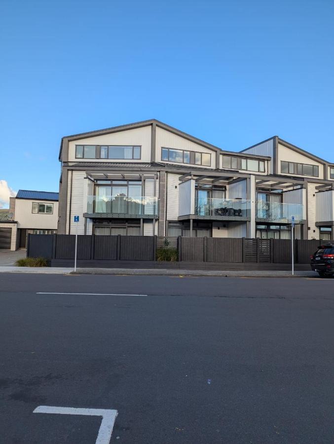 Lower Hutt Central Brand New 3 bedroom 2 Bath Spacious House Balcony Private garage - B&B Lower Hutt