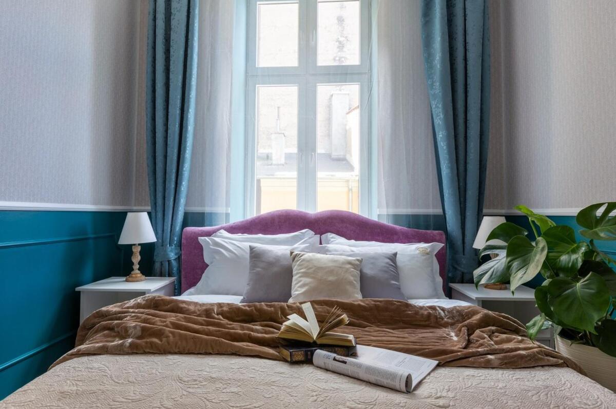 Blue Quiet 1-Bedroom Apartment