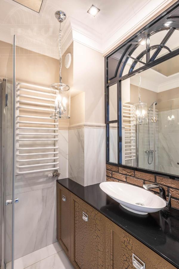 Glamour studio with free-standing Buthtub