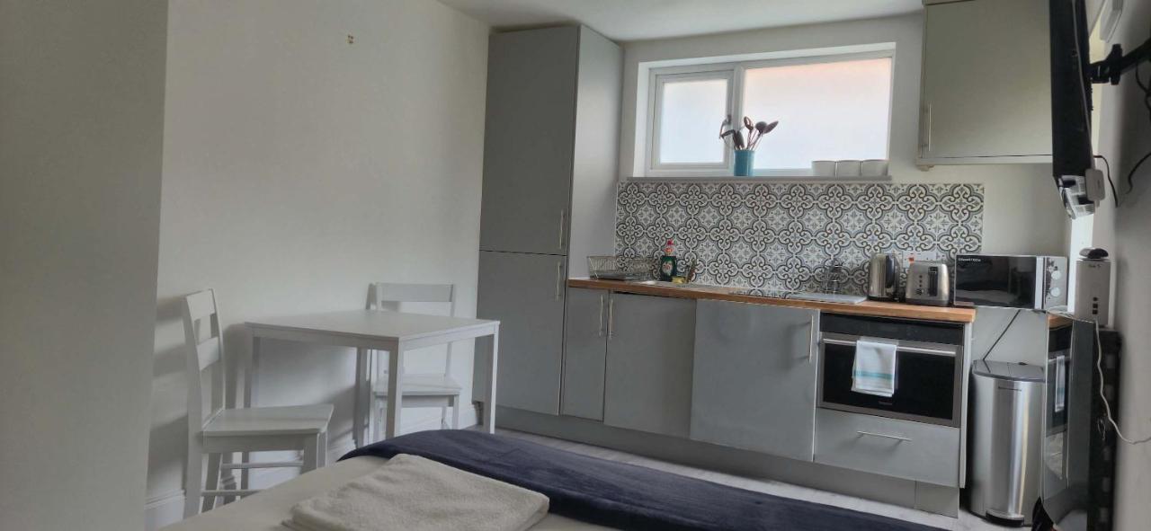 Lovely Cosy Studio with Garden and Parking - B&B